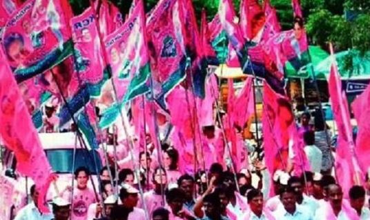  Flexis War In Warangal Brs Party-TeluguStop.com