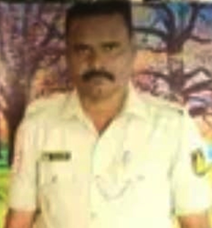  Cop Trying To Stop Illegal Sand Transportation Crushed To Death In K'taka-TeluguStop.com