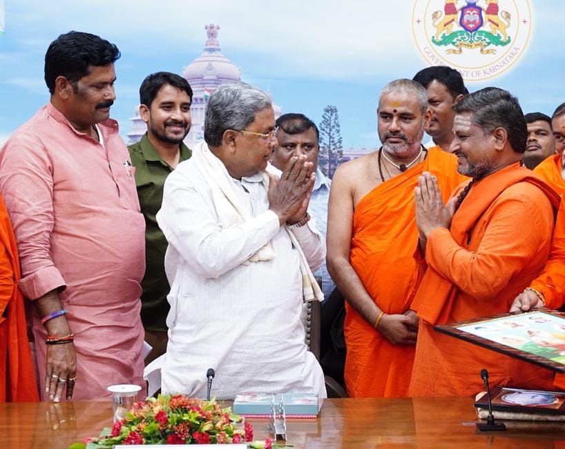  Dalit And Backward Classes Seers Federation Felicitates Siddaramaiah-TeluguStop.com