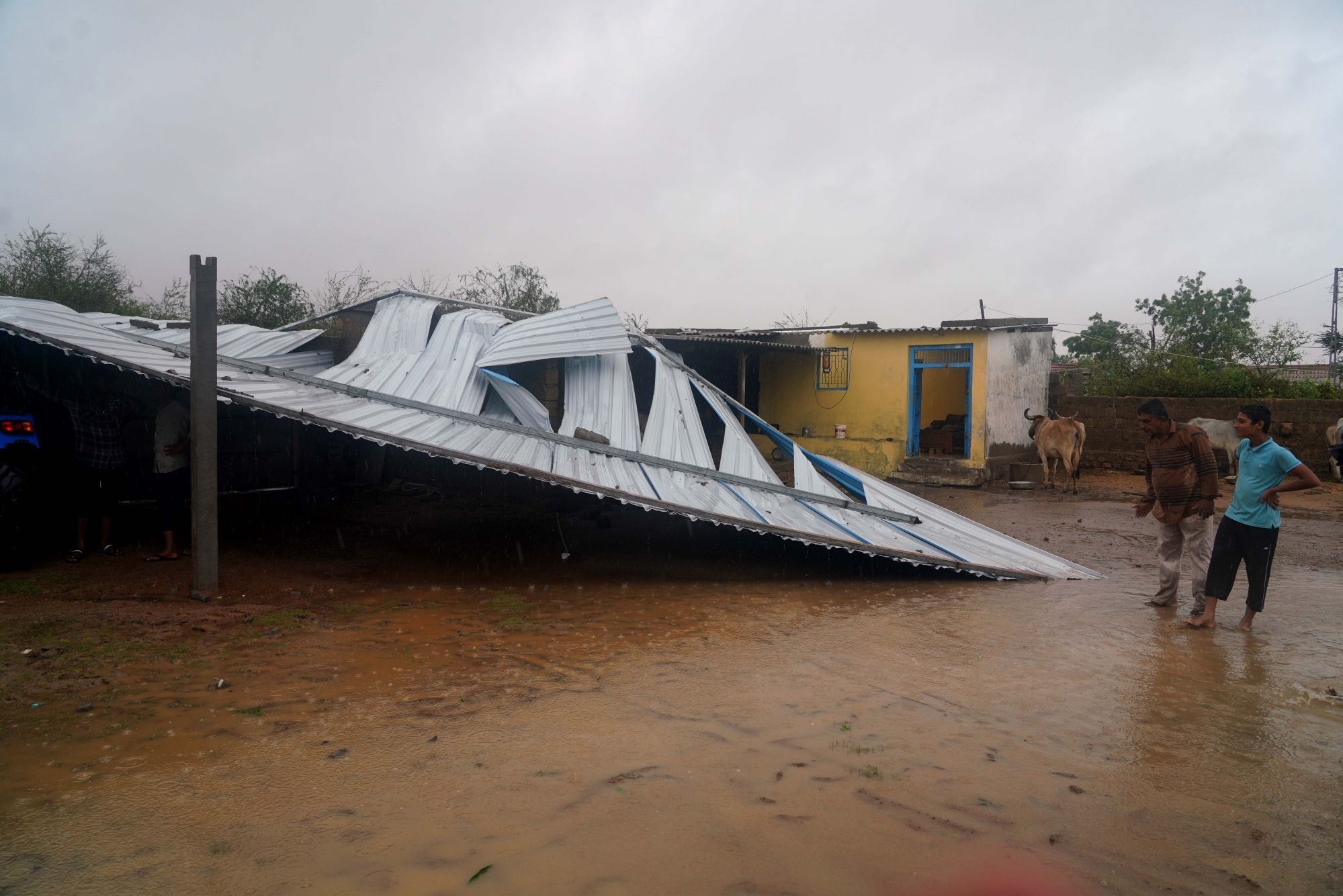  Deadly Winds Rock Surat; 1 Killed, 1 Injured-TeluguStop.com