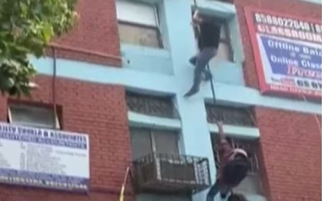  Fire In Delhi's Mukherjeenagar.. Missed Lives-TeluguStop.com