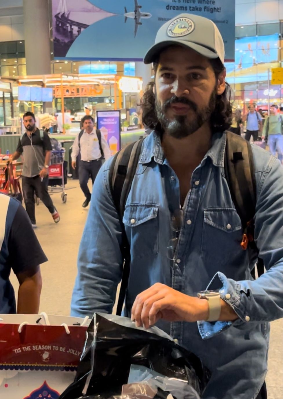  Dino Morea's Phone Goes Dead At Mumbai Airport, Seeks Help From Paparazzi-TeluguStop.com