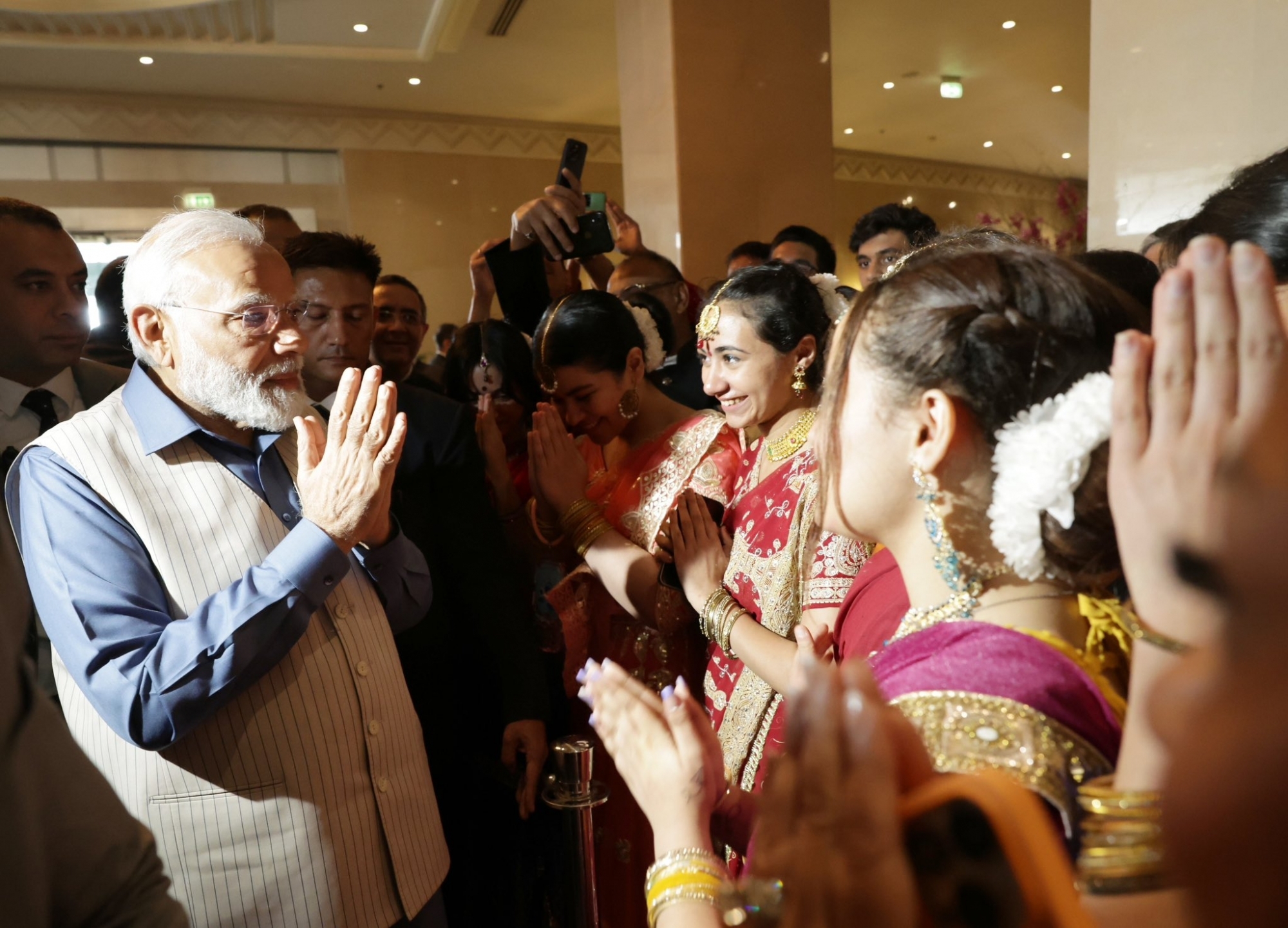  Egyptian Woman Welcomes Pm Modi With Song From 'sholay'-TeluguStop.com