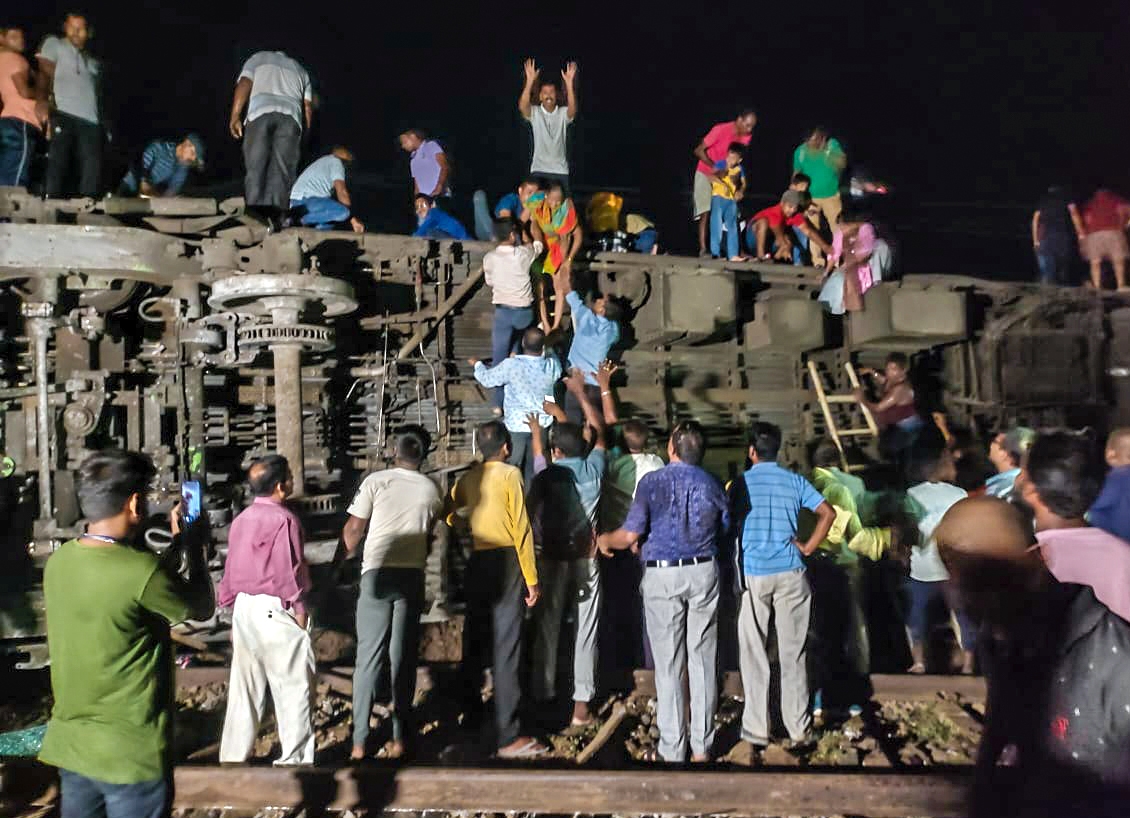  Express Overturns After Hitting Goods Train At Odisha's Balasore, Fatalities Fea-TeluguStop.com