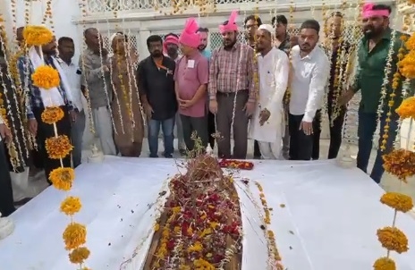 Eyebrows Raised As Prakash Ambedkar Pays Obeisance To Aurangzeb Eyebrows Raised As Prakash Ambedkar Pays Obeisance To Aurangzeb-TeluguStop.com