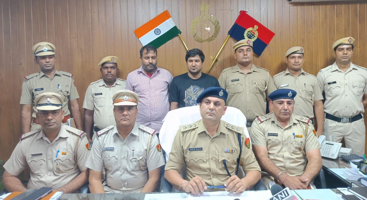  Fake Journalist, Policemen Held For Extorting Rs 50,000 In Gurugram-TeluguStop.com
