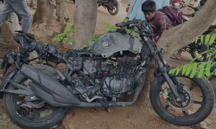  The Young Man Poured Petrol On The Bike And Set It On Fire , Young Man , Fire-TeluguStop.com