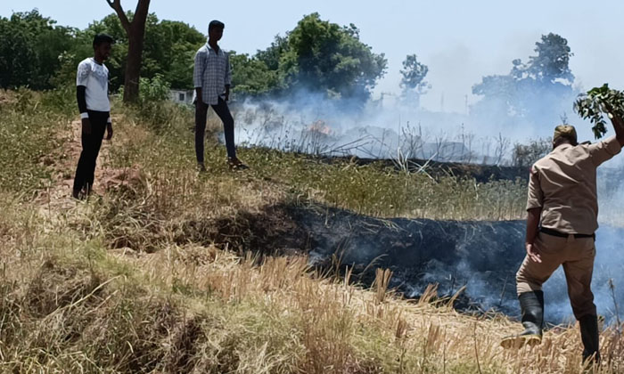  Rice Husks Caught Fire Accidentally , Fire Accident , Oggu Balaraju Yadav , Far-TeluguStop.com