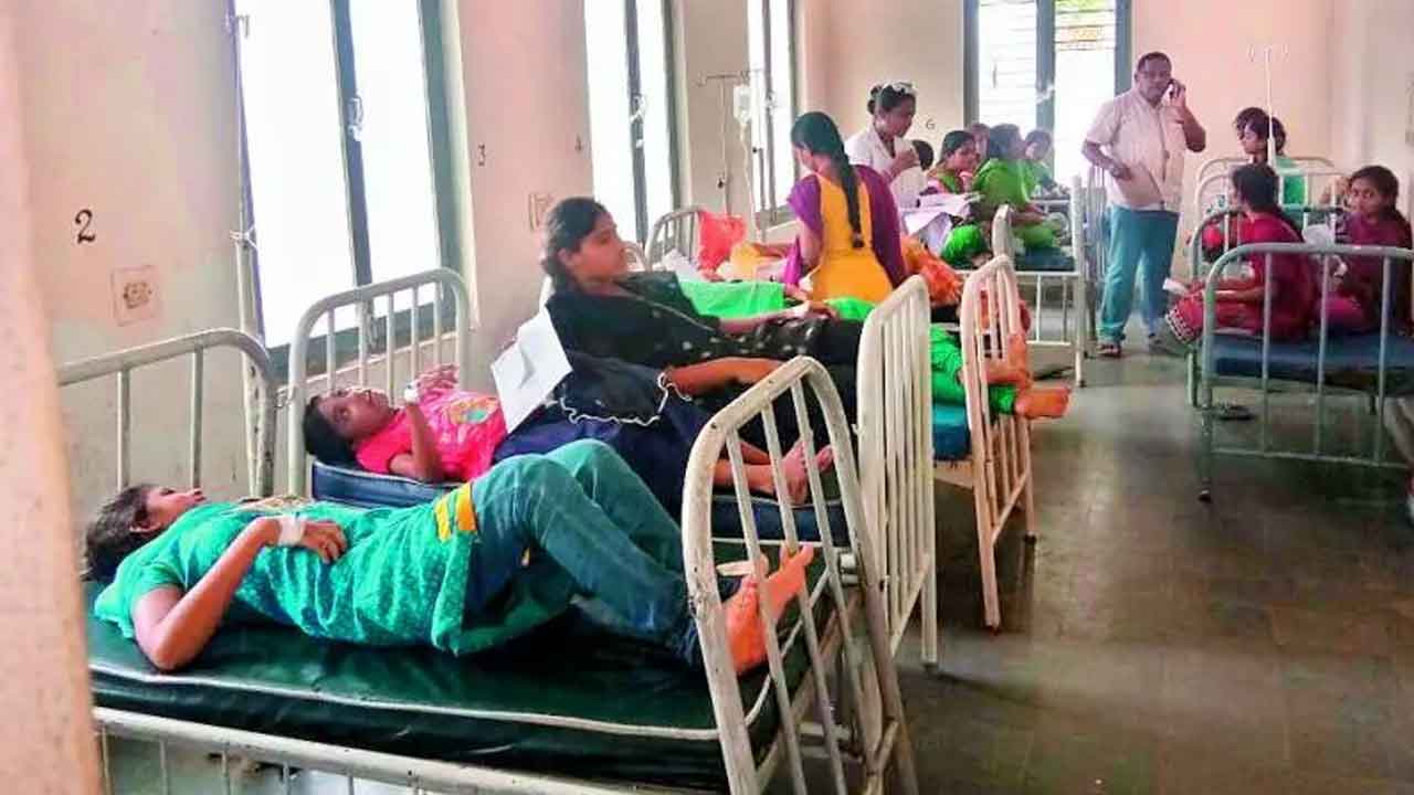  Andhra Pradesh : 26 Engineering College Students Fall Sick Due To Food Poisoning-TeluguStop.com