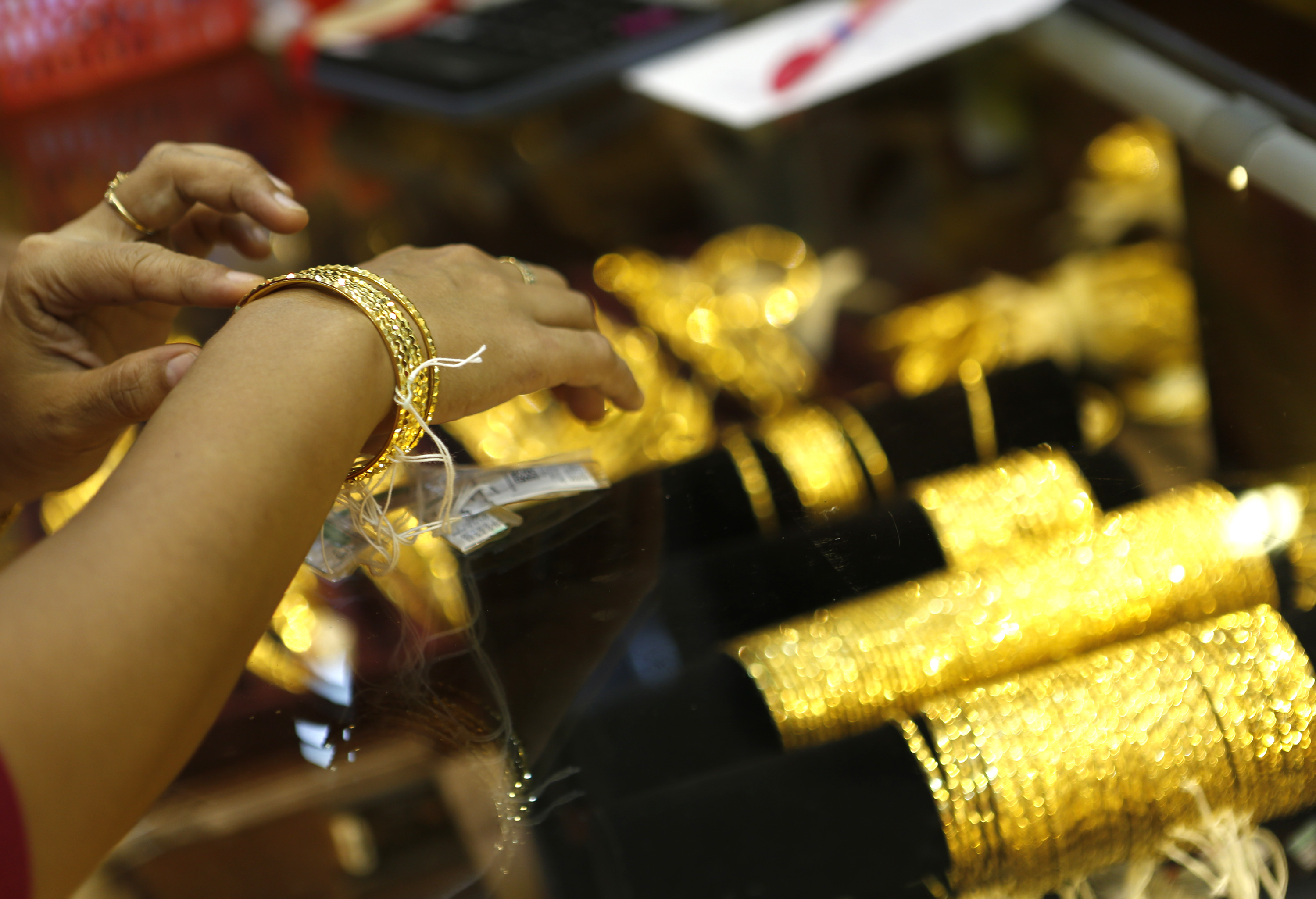  Gold Price Rallying On Hopes Of A Pause By Us Fed-TeluguStop.com