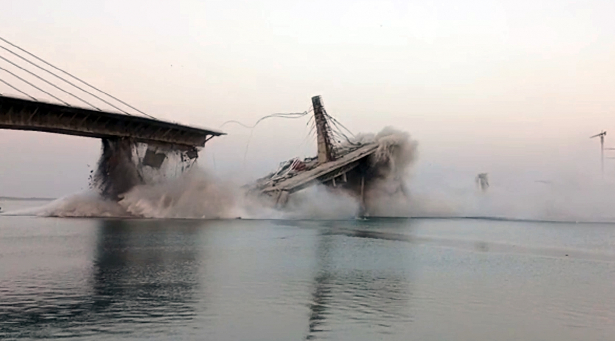  Guard Feared Dead In Bihar Bridge Collapse-TeluguStop.com