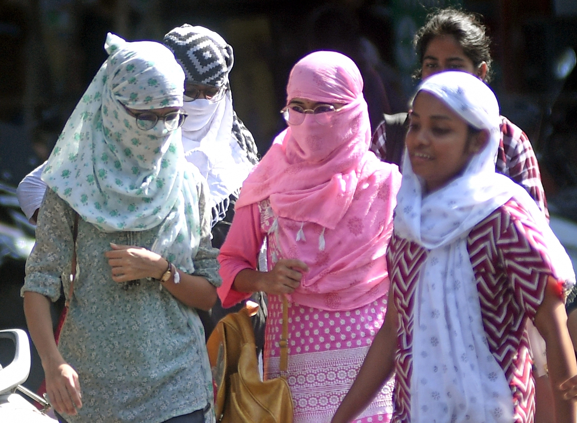 Heatwave Likely To Continue In Seven States For Next 2 Days: Imd Heatwave Likely To Continue In Seven States For Next 2 Days: Imd-TeluguStop.com