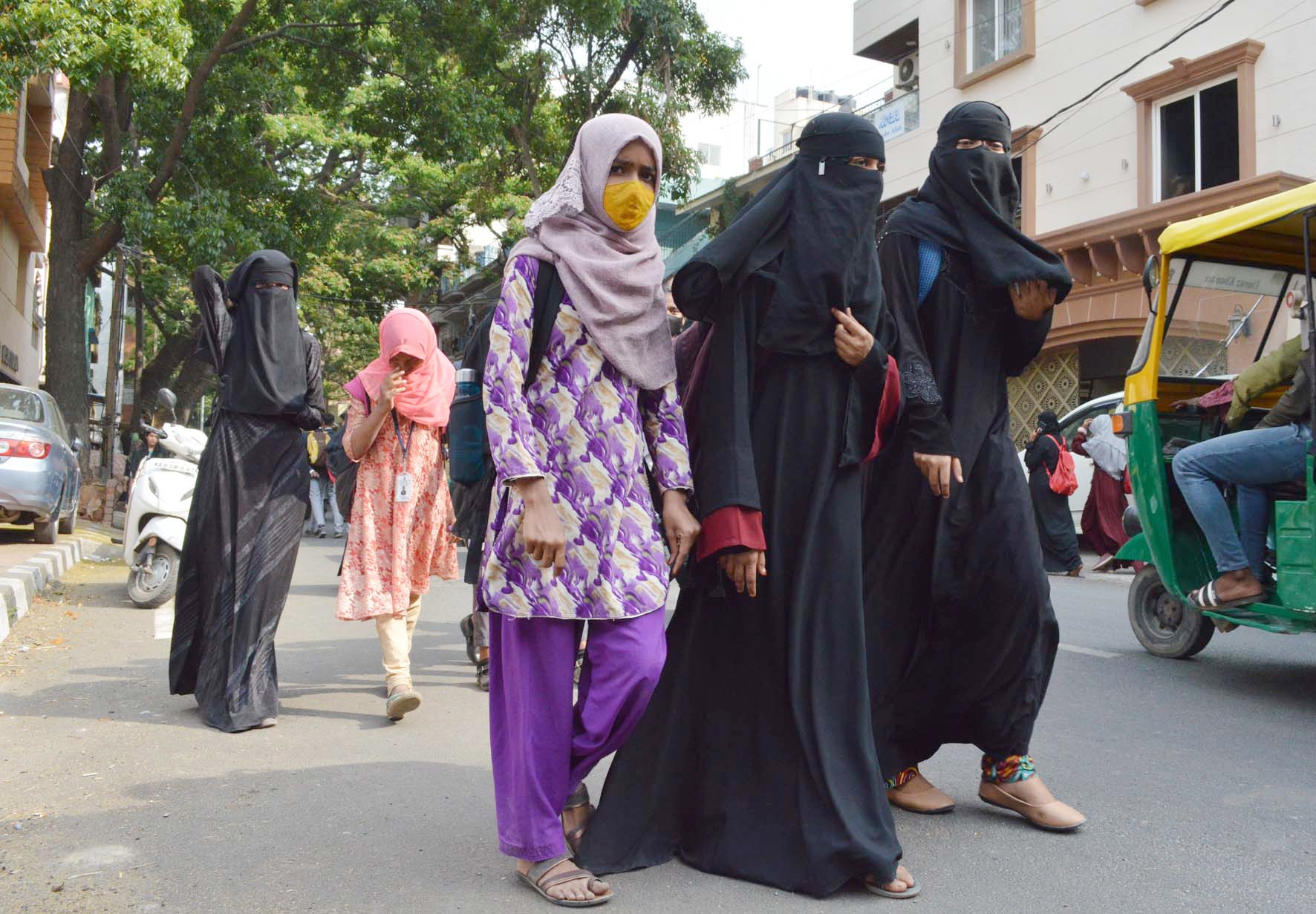  Hyderabad College Denies Entry To Burqa-clad Students-TeluguStop.com