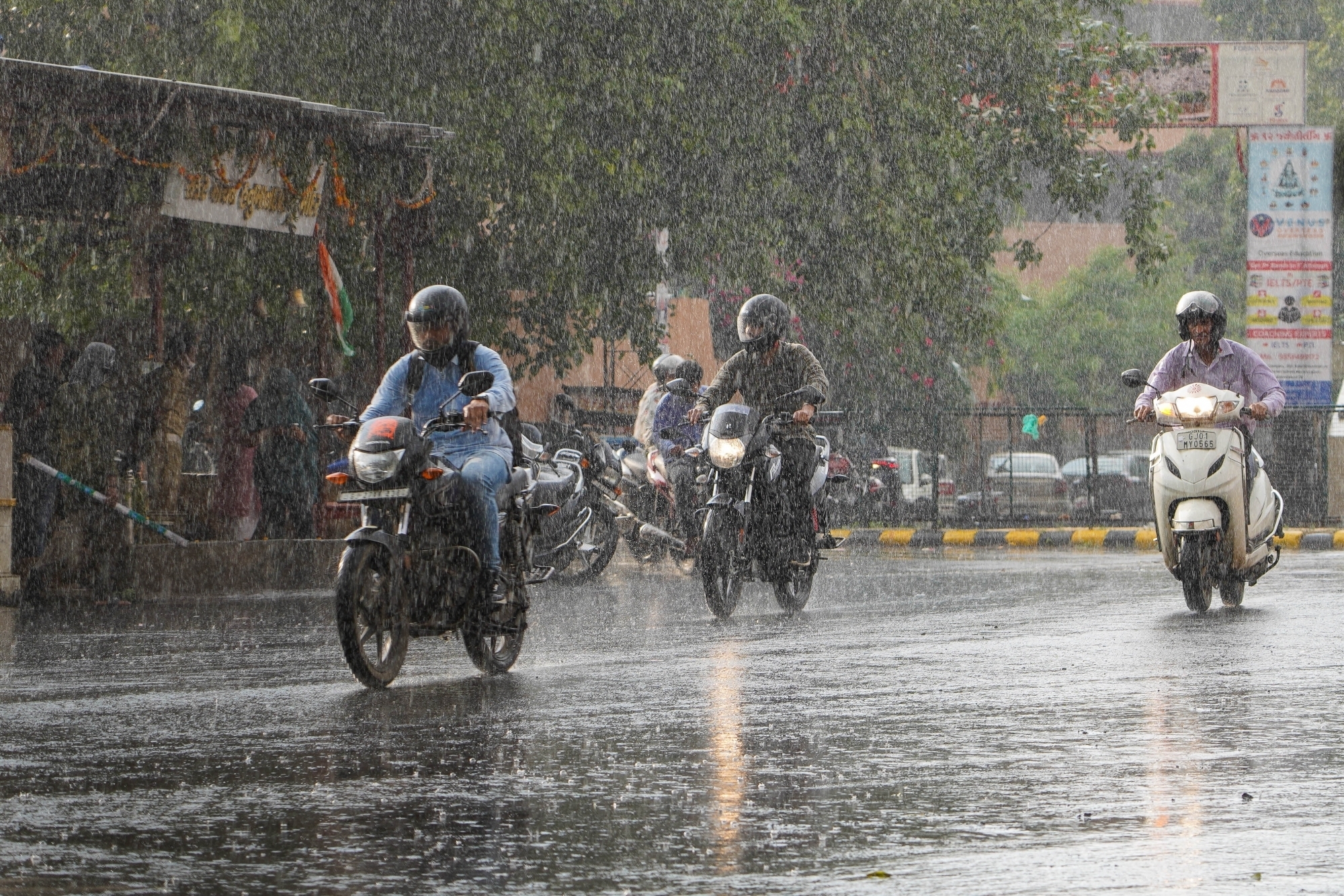  Imd Forecasts Light Thunderstorms, Rainfall In Parts Of Gujarat-TeluguStop.com