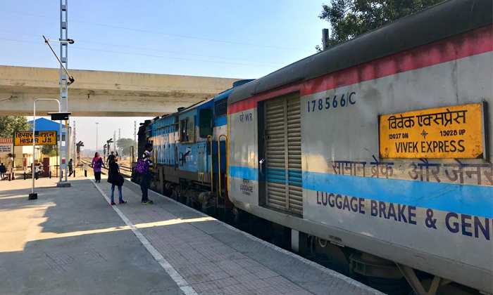  Indian Railways Longest Distance Travelling Trains Vivek Express Himasagar Expre-TeluguStop.com