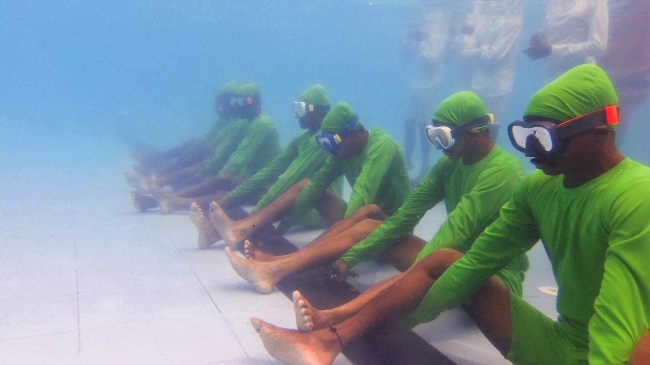  International Yoga Day: Army Battalion Holds Underwater Yoga Session In Kerala-TeluguStop.com