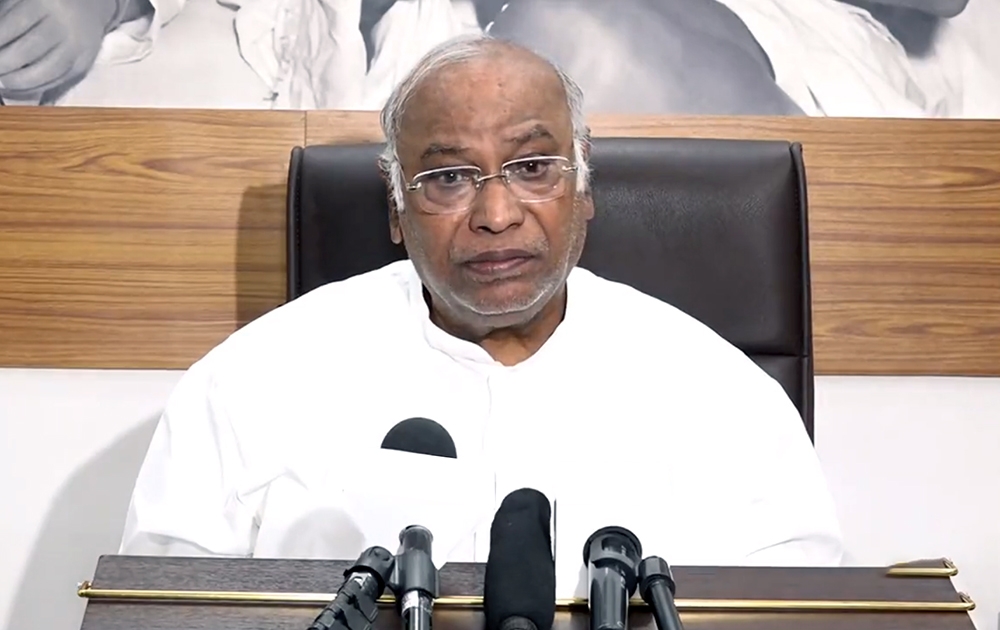 Kharge Attacks Centre Over Vacancies In Govt Jobs Kharge Attacks Centre Over Vacancies In Govt Jobs-TeluguStop.com