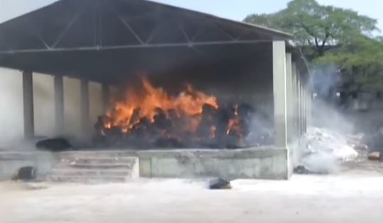  A Huge Fire Broke Out In Khammam Cotton Market-TeluguStop.com