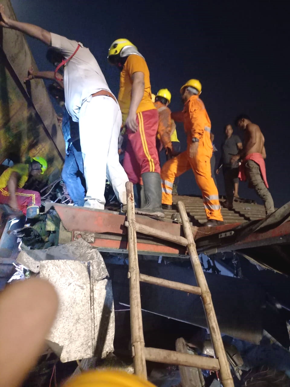  Major Train Accident In Odisha's Balasore As Express Trains Collide And Derails,-TeluguStop.com