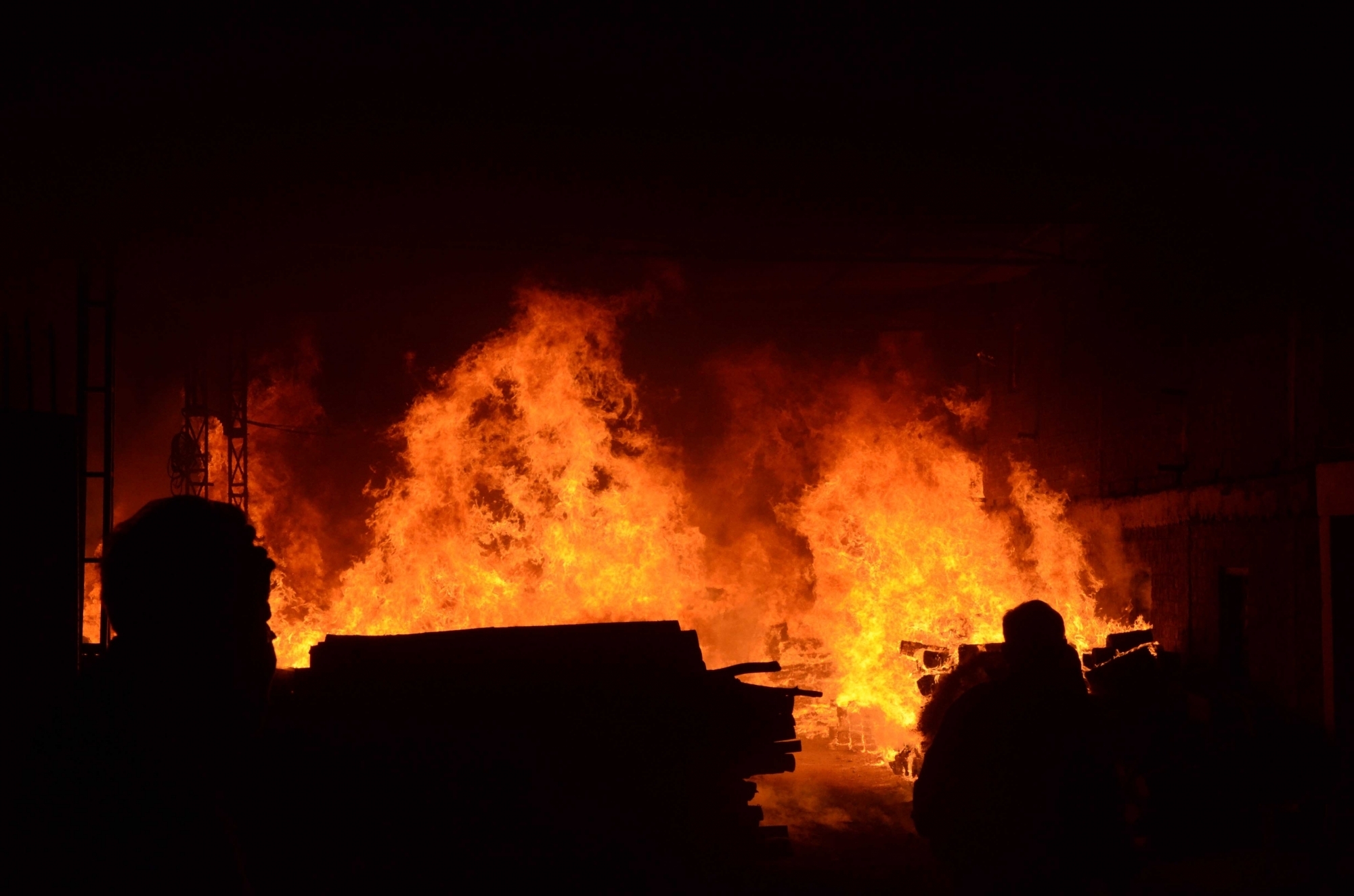  Massive Fire Destroys Under-construction Building In Las Vegas-TeluguStop.com