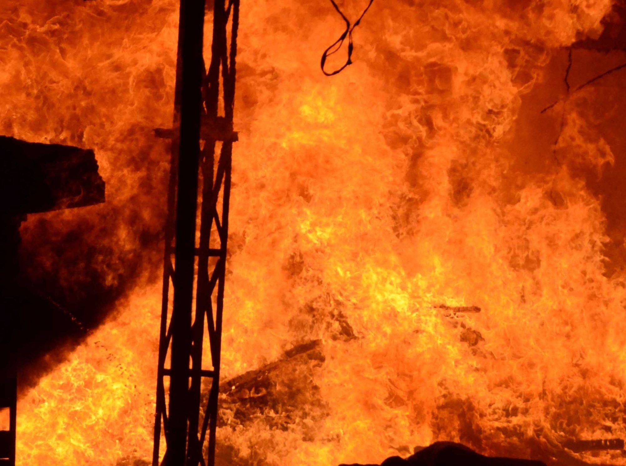  Massive Fire Rages In Industrial Park In Netherlands-TeluguStop.com
