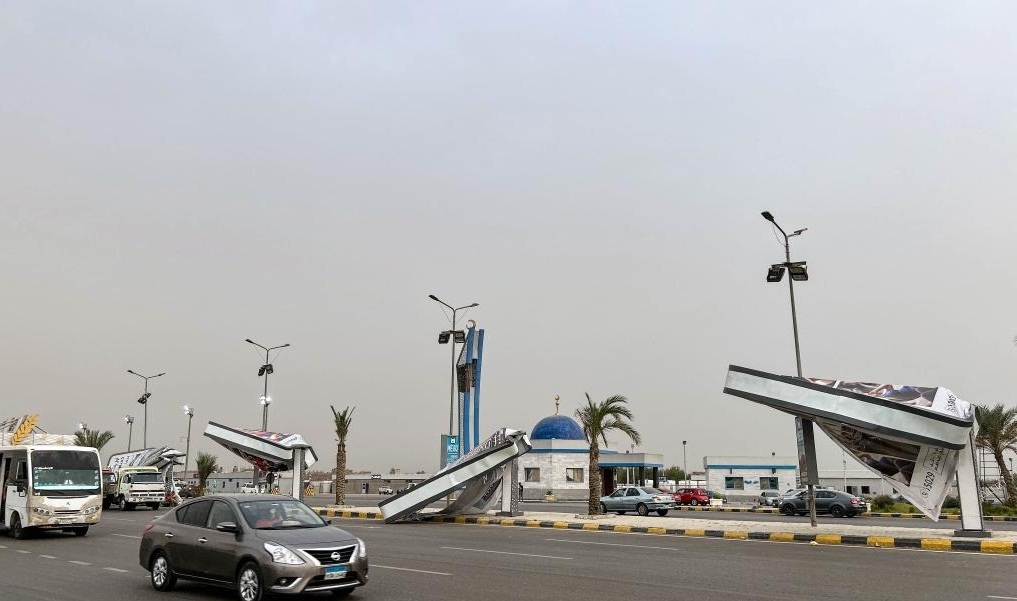  Massive Sandstorm Causes Billboard Collapse In Cairo, 1 Dead-TeluguStop.com