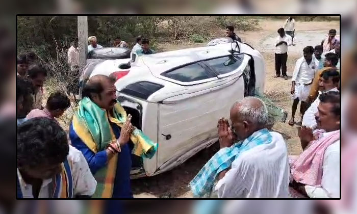  Minister Gummanuri Jayaram Helped Road Accident Victims, Minister Gummanuri Jaya-TeluguStop.com