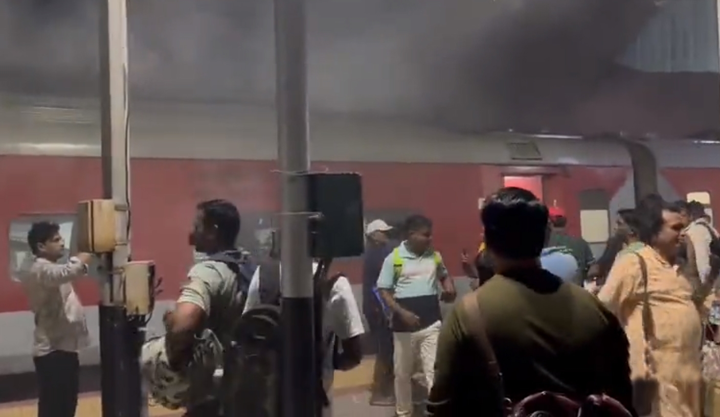  Mishap Averted After Fire Breaks Out In Durg-puri Express Ac Compartment In Odis-TeluguStop.com