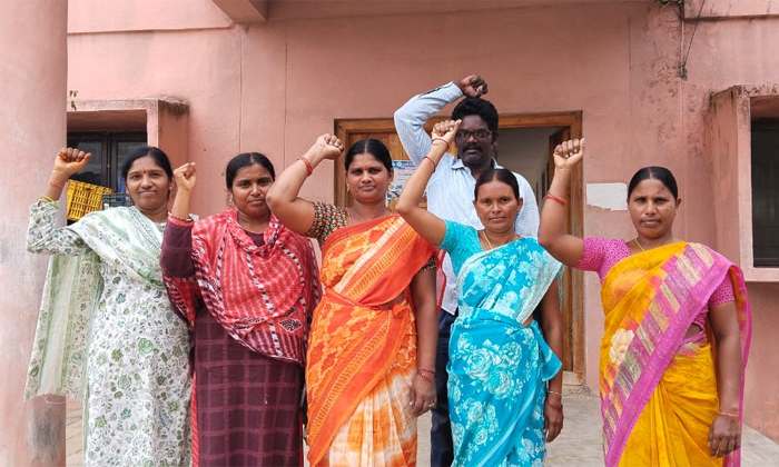  Model School Hostel Workers Protest, Model School, Model School Hostel Workers,-TeluguStop.com