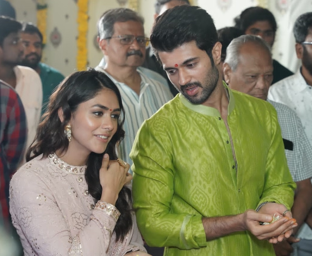  Mrunal Thakur, Vijay Deverakonda Pair Up For New Film With 'mahurat Pooja'-TeluguStop.com