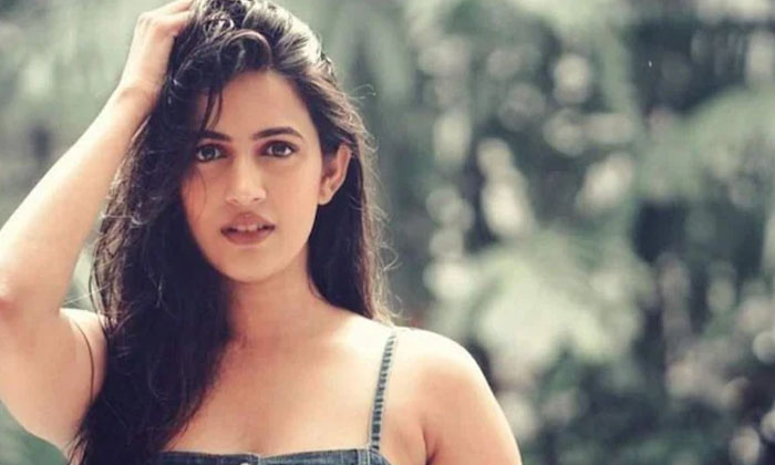  Niharika Comments Goes Viral In Soical Media Details Here Goes Viral, Ram Charan-TeluguStop.com