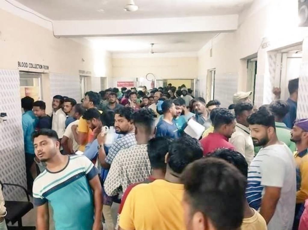  Odisha Train Tragedy: Local Youths Line Up In Hospitals To Donate Blood-TeluguStop.com