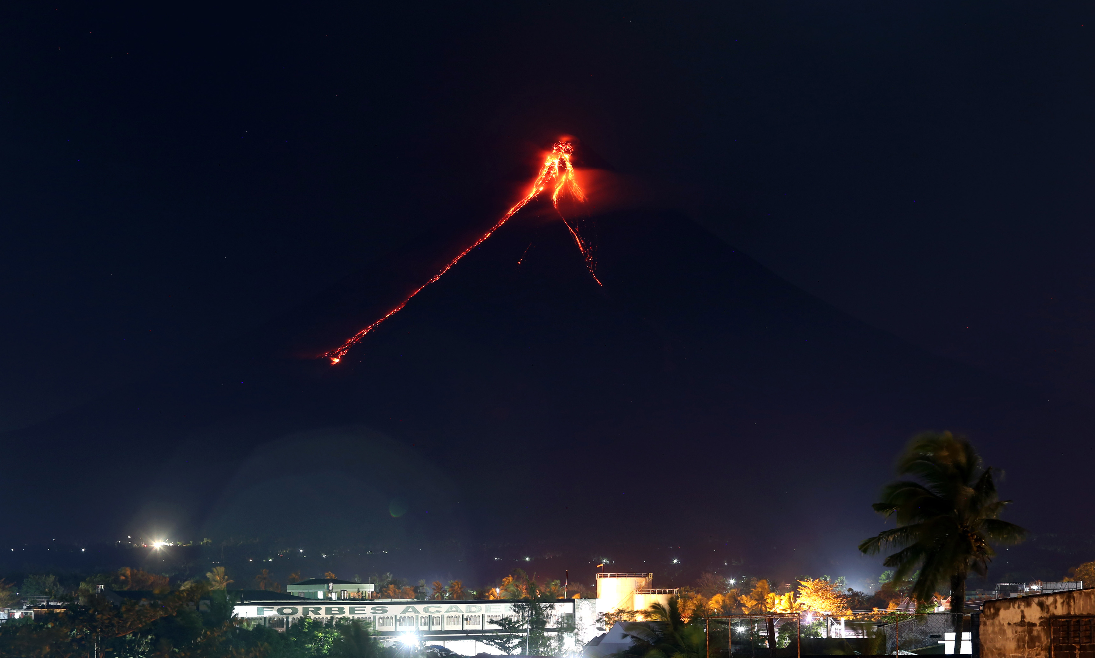  Philippines' Mayon Volcano 'quietly Erupting'-TeluguStop.com