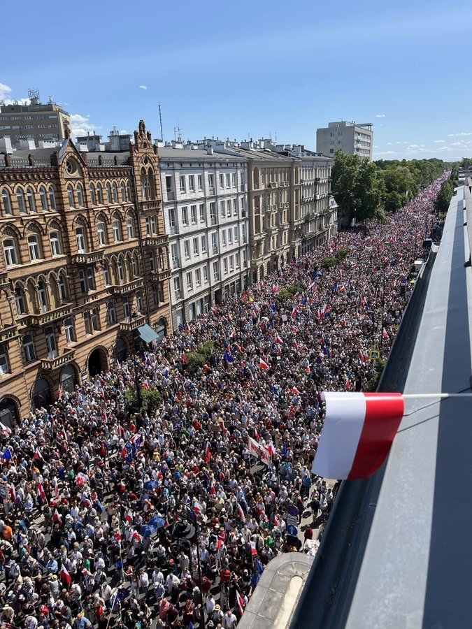  Poles Protest In Warsaw Against Government, Demand Change-TeluguStop.com