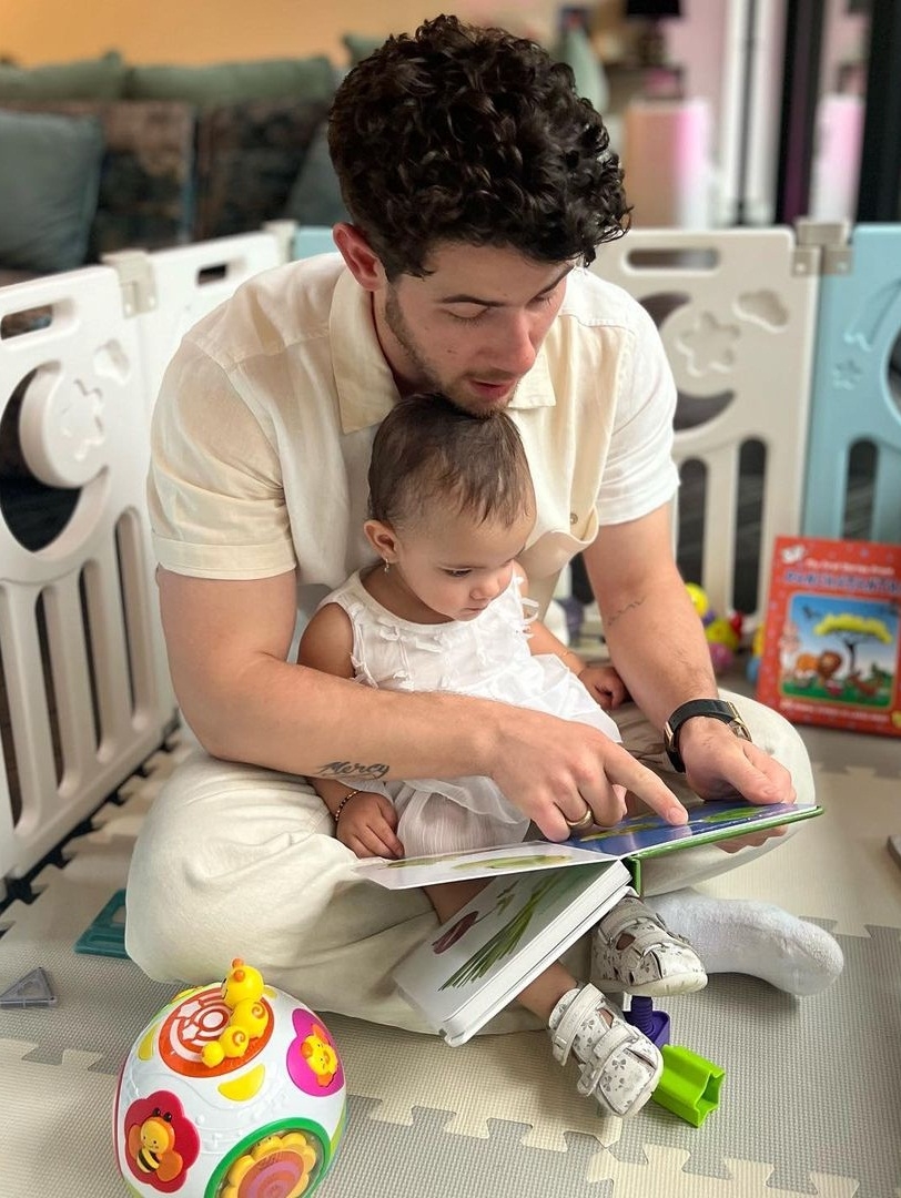  Priyanka Posts Heartwarming Pic Of Nick Jonas Reading To Malti-TeluguStop.com