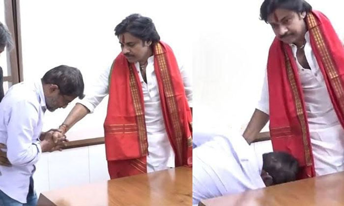  Producer Ravishankar Touches Pawan Feet-TeluguStop.com