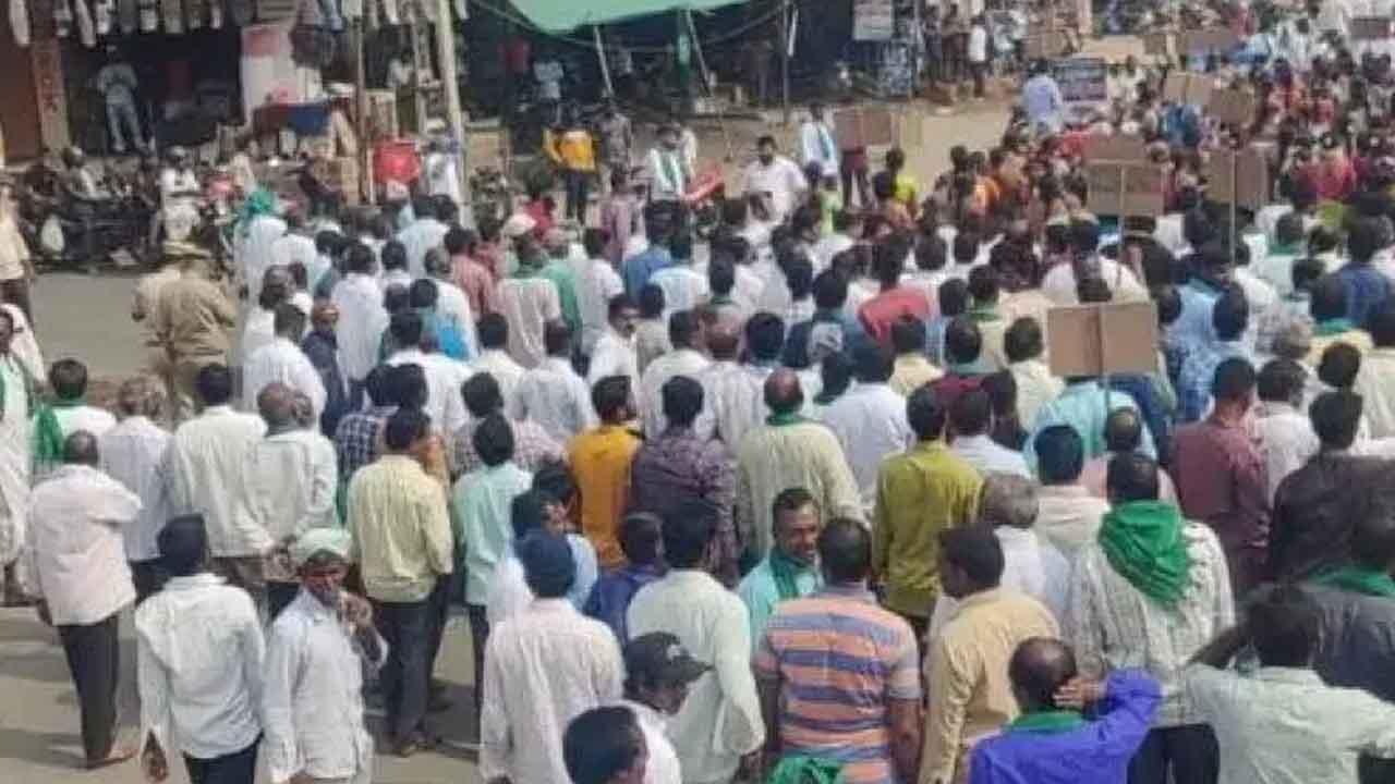  Telangana : Farmers Intensify Protest For Early Paddy Purchase-TeluguStop.com