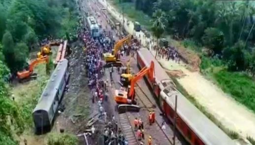  178 Ap Passengers In Coromandel Express.. Waltheru Drm-TeluguStop.com