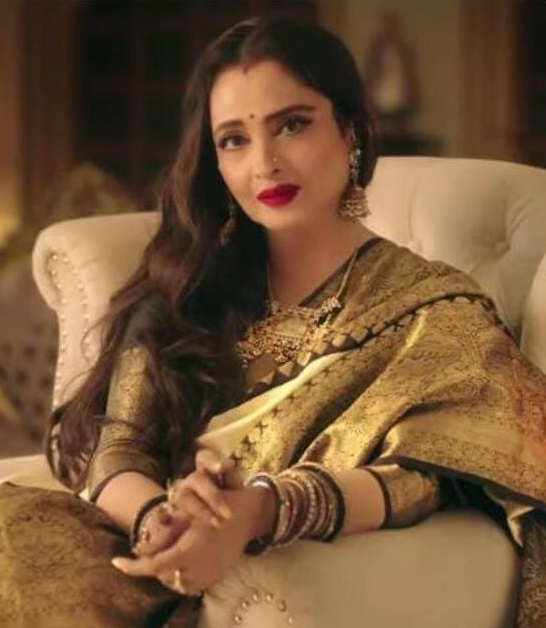 Rekha Loves To Sketch With Charcoal, Reveals 'ghkpm' Director-TeluguStop.com