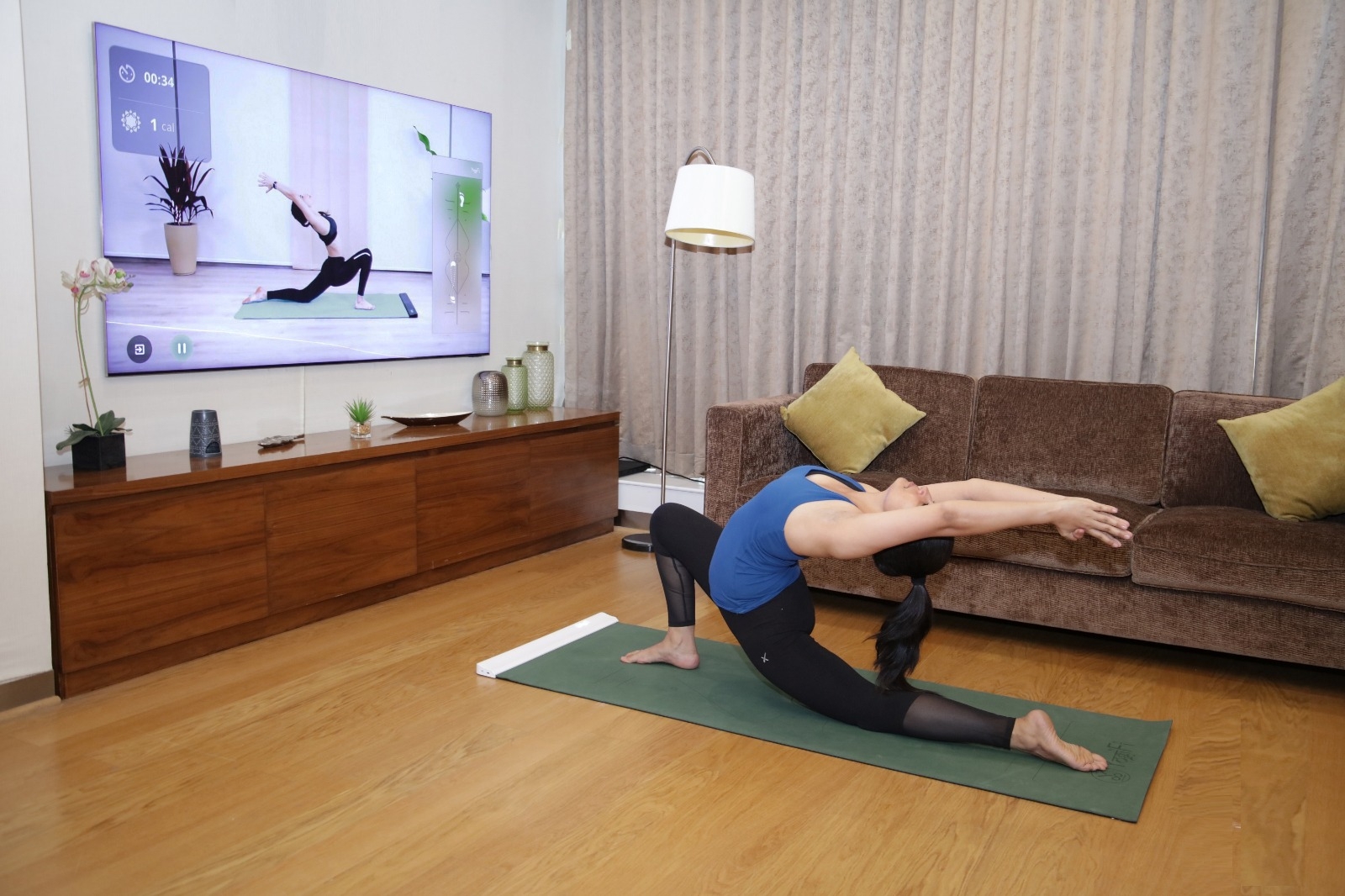  Samsung Bringing Interactive Yoga Experience On Tvs-TeluguStop.com