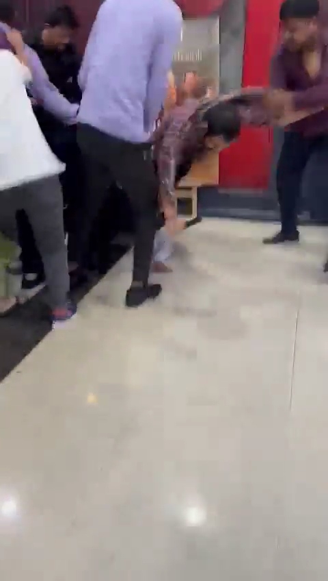  Scuffle At Spectrum Mall In Noida Over Service Charges-TeluguStop.com