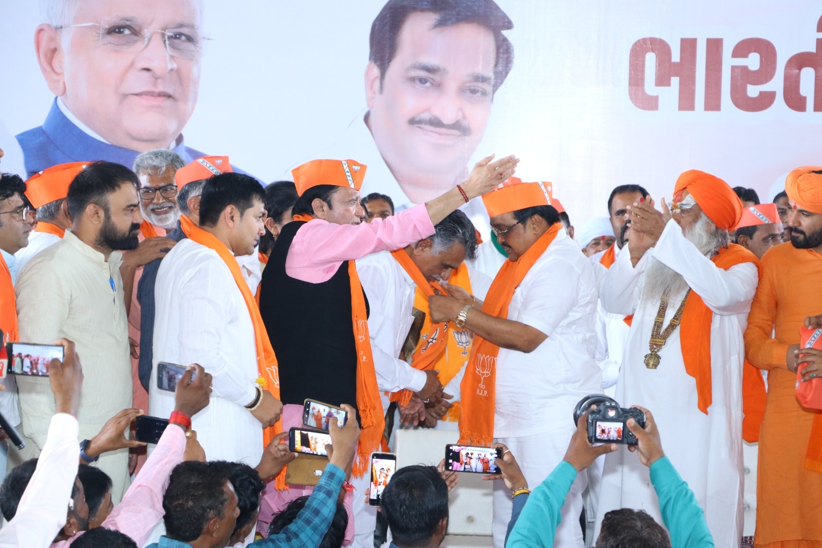  Senior Congress Leader Govabhai Rabari Joins Ruling Bjp In Gujarat-TeluguStop.com