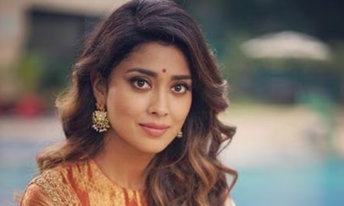  Shriya Who Has Acted With All The Heroes In Tollywood What Is The Reason For Not-TeluguStop.com