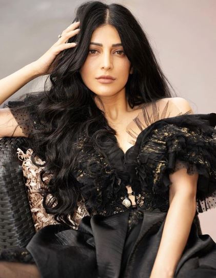  Shruti Haasan Breaks Into An Impromptu Performance At A Restaurant In London-TeluguStop.com