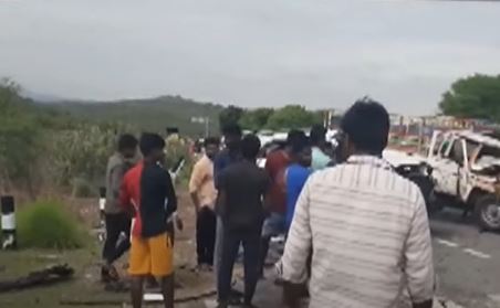  Road Accident In Sri Satyasai District-TeluguStop.com