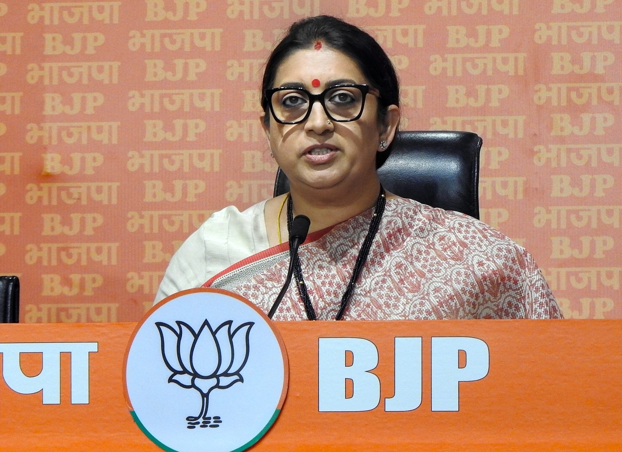  Thanks Congress For Accepting 'can't Defeat Modi Alone': Smriti Irani On Oppn Me-TeluguStop.com