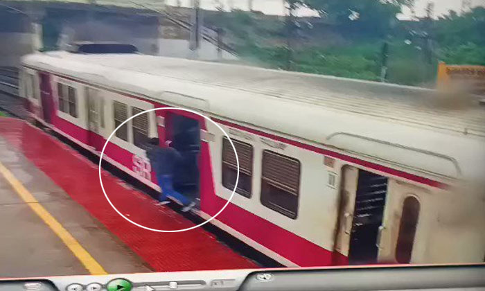  Thief Snatched A Gold Chain From A Moving Train Near Basin Bridge Railway Statio-TeluguStop.com