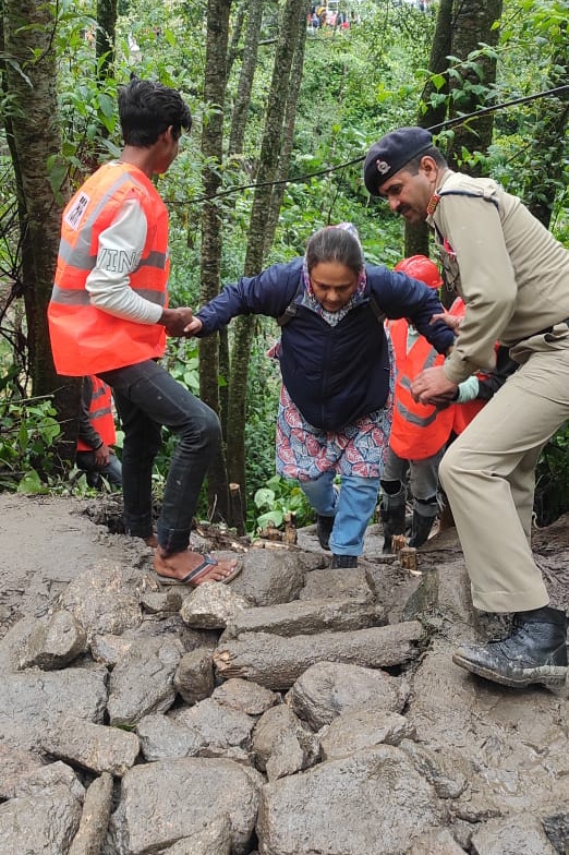  Tourists Stranded In Sikkim Due To Heavy Rainfall, 2k Rescued By Army-TeluguStop.com