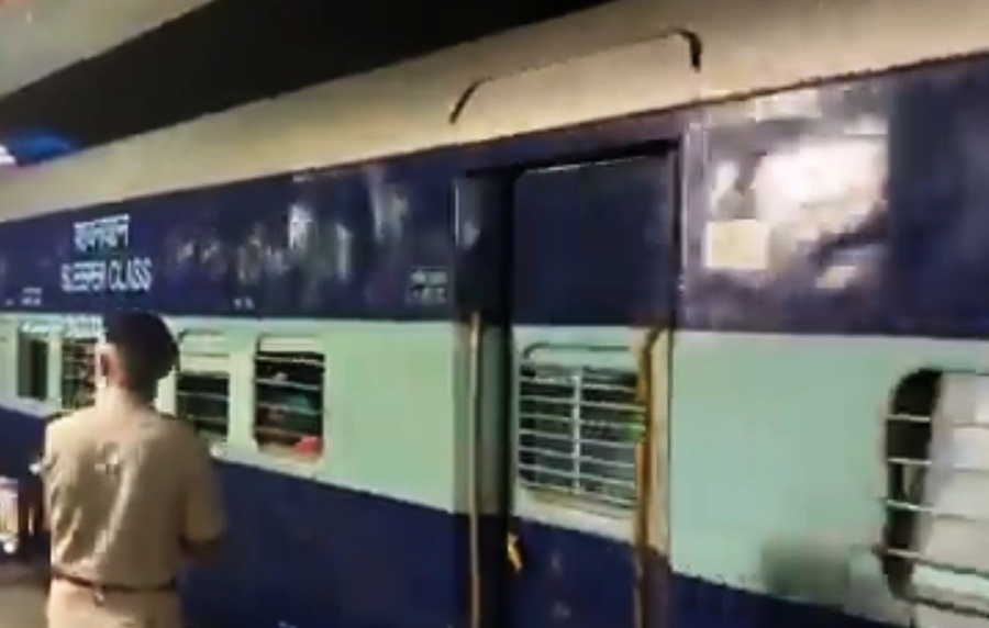  Train Halts At Up's Etawah Due To Overloading In Parcel Coach-TeluguStop.com