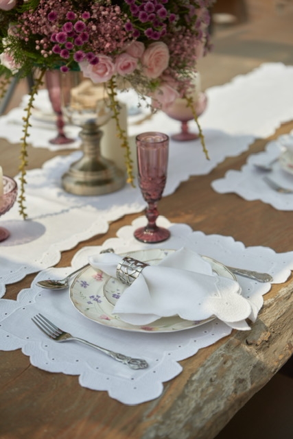  Using White Table Linens When Hosting?-TeluguStop.com